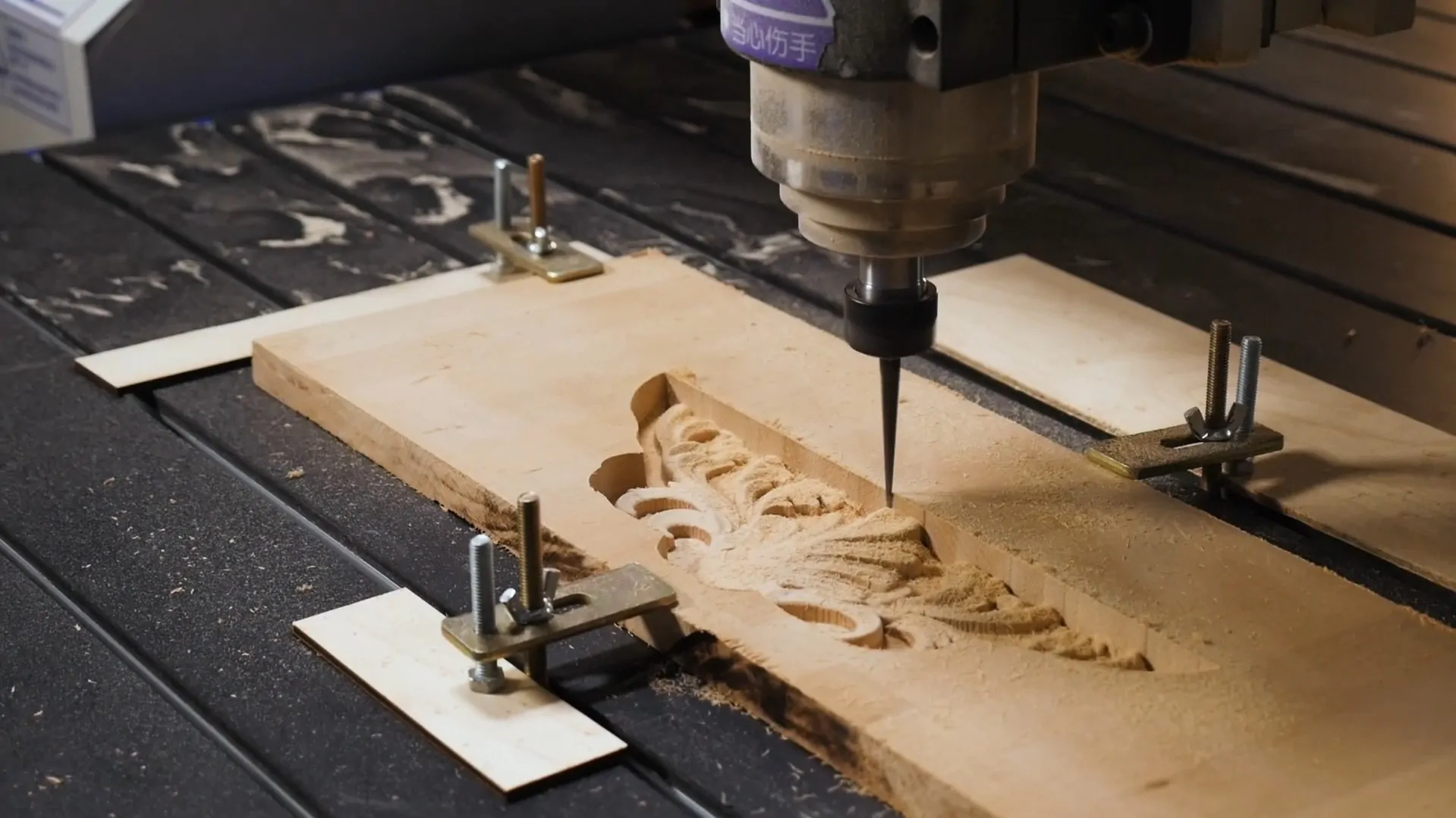 Frezare lemn pe router CNC cu prindere mecanica