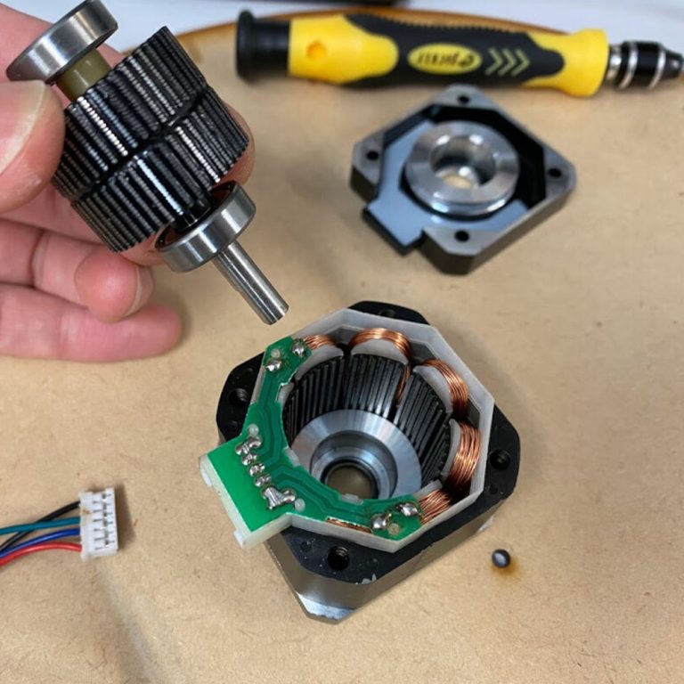 Motor pas cu pas desfacut cu rotor si stator vizibile